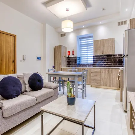 Lovely Maisonette Located In By 360 Estates *