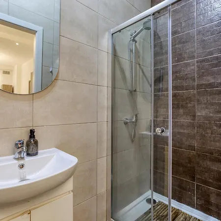 Apartment Lovely Maisonette Located In By 360 Estates *